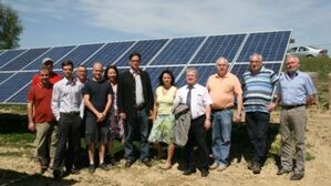 MdB Florian Pronold (Mitte) mit SPD-Mitgliedern aus dem Landkreis Landshut am Solarfeld Oberndorf